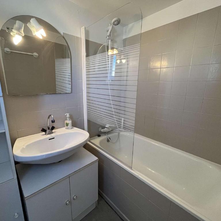 Duplex central avec terrasse, parking et équipements modernes pour 6 personnes à Marseillan - FR-1-387-201 - Appartement - 6