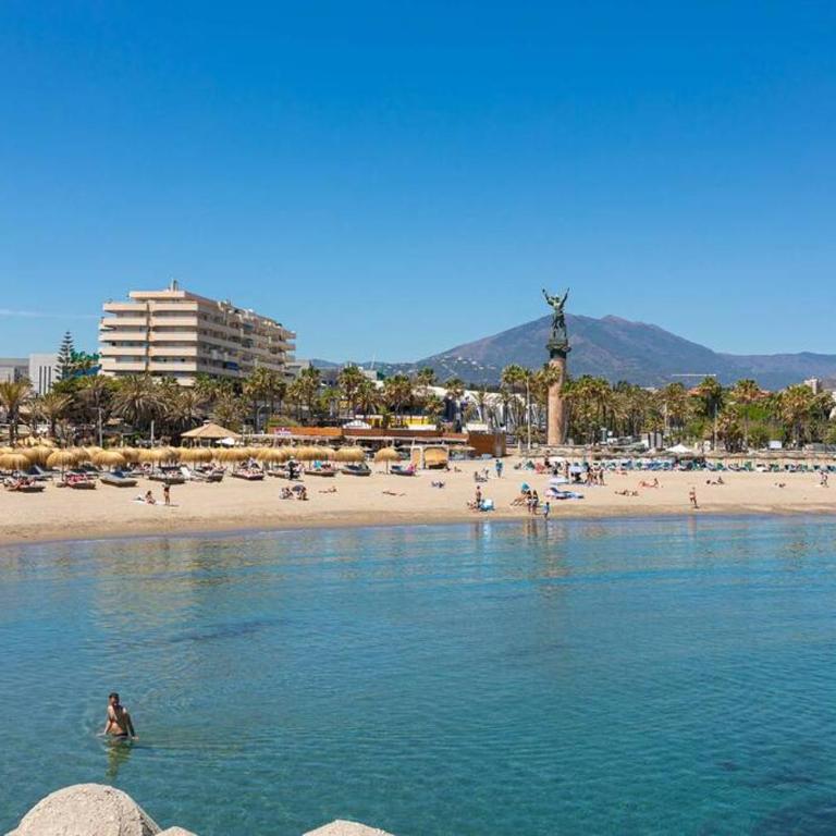 MARBELLA HOME RENTALS - Marina Banus, Puerto Banus, seaview, 2BR, parking & pool - Two-Bedroom Apartment with Balcony and Sea View - 5