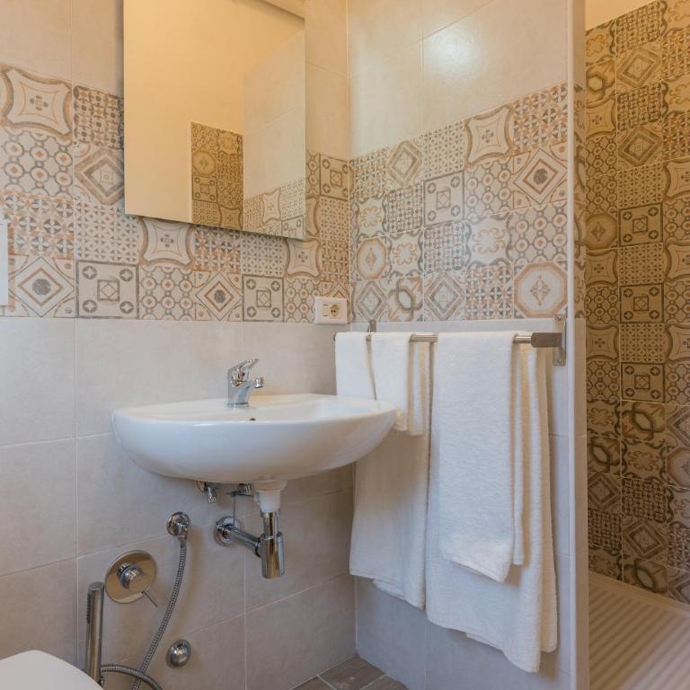 Travelershome Ciampino&Morena GuestHouse - Camera Deluxe Matrimoniale/Doppia con Letti Singoli con Balcone - 16