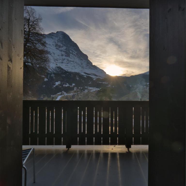 Eiger View Alpine Lodge - Doppelzimmer Superior mit Balkon und Eigerblick - 3