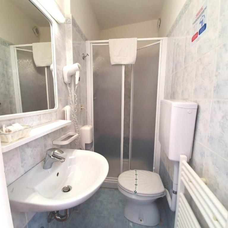 Hotel Castell - Montagnoli Group - Camera Doppia con Letti Singoli con Bagno Privato - 4