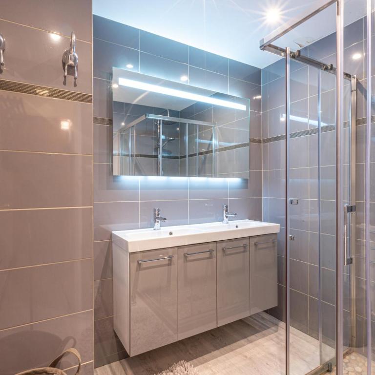 Appartement central et lumineux à Val-d'Isère, proche des pistes et commodités - FR-1-694-221 - Appartement - 12