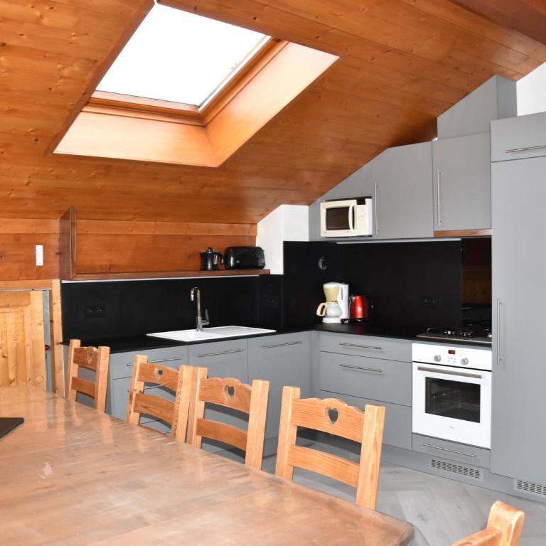 Duplex spacieux avec garage proche centre Champagny - FR-1-464-41 - Appartement 4 Chambres - 5