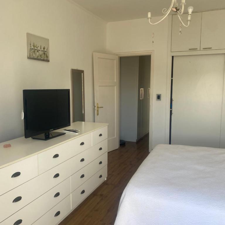 Los Ángeles - Three-Bedroom Apartment - 6