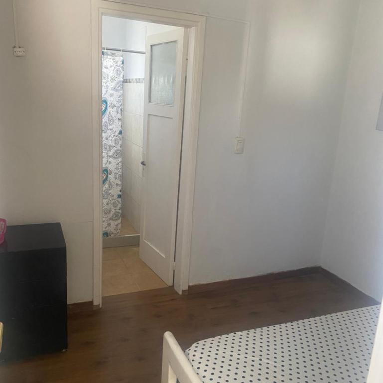 Los Ángeles - Three-Bedroom Apartment - 8