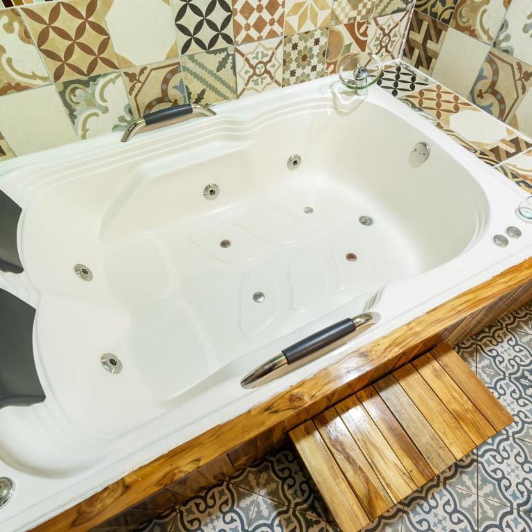 Hotel Casa Antigua - Deluxe Suite with Spa Bath - 5