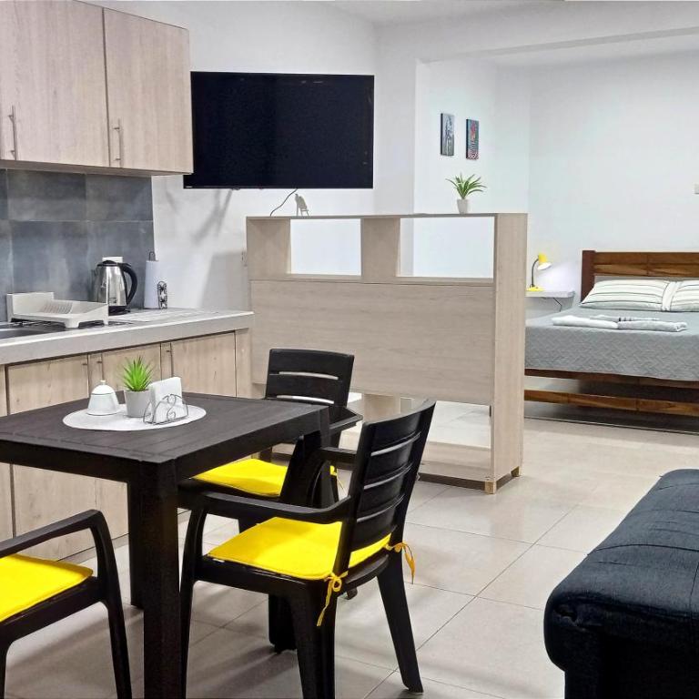 Céntrico Monoambiente con Parrillero Privado - Estudio con vistas al jardín - 2