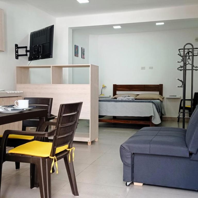 Céntrico Monoambiente con Parrillero Privado - Estudio con vistas al jardín - 5