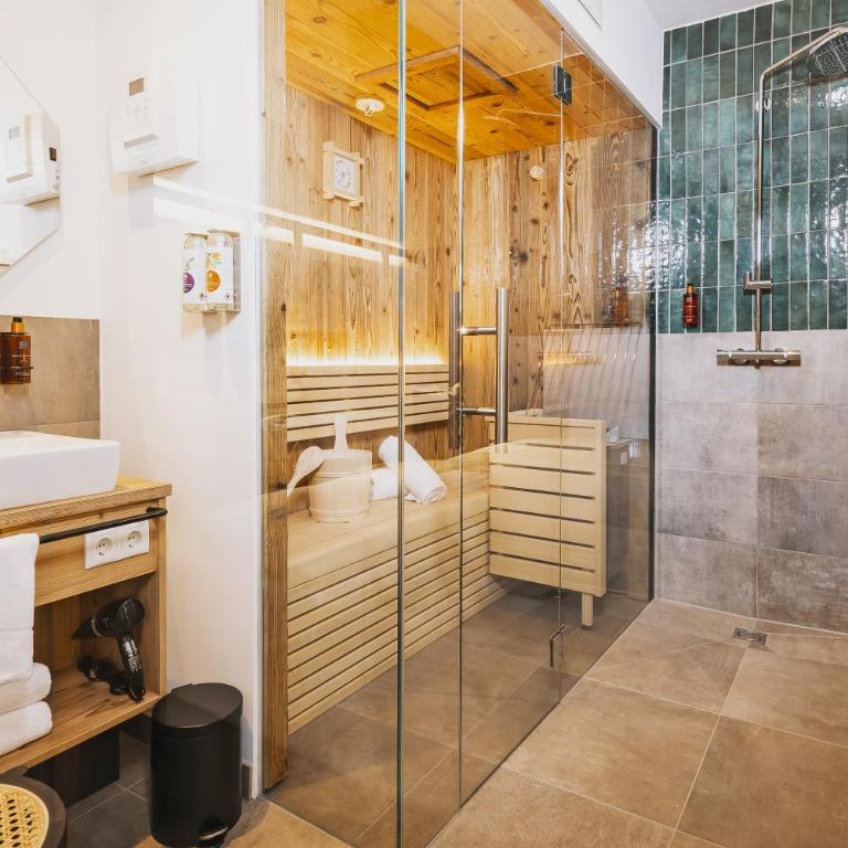 Nikolaus by AvenidA Panoramic Wellness Suites - Standard Doppelzimmer mit Sauna - 4