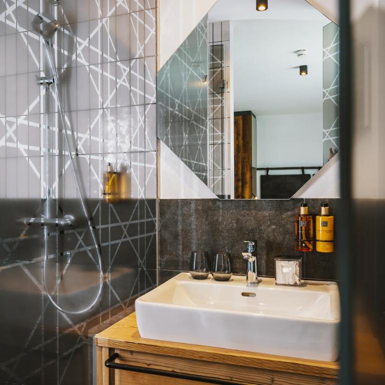 Nikolaus by AvenidA Panoramic Wellness Suites - Deluxe Suite mit 2 Schlafzimmern und Sauna - 4