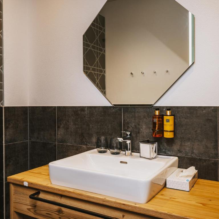 Nikolaus by AvenidA Panoramic Wellness Suites - Deluxe Suite mit 2 Schlafzimmern und Sauna - 10