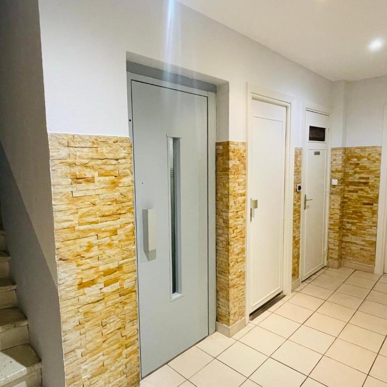 Cannes premium 3 BR 2 bath fully renovated heart of town by Olam Properties - Apartamento - 2