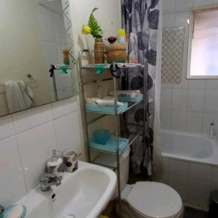 Casa con buena ubicación estacionamiento gratuito - Two-Bedroom House - 5