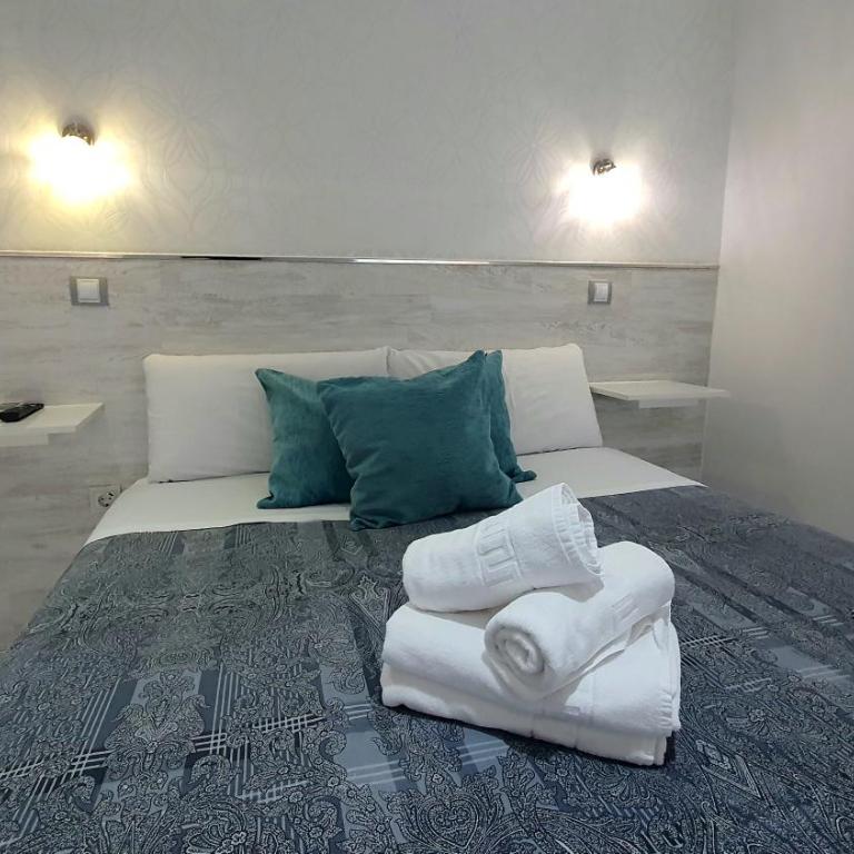 Hostal Met Madrid - Superior Double Room - 8