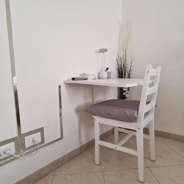 Cinzia's House of Mirrors - One-Bedroom Apartment - 11