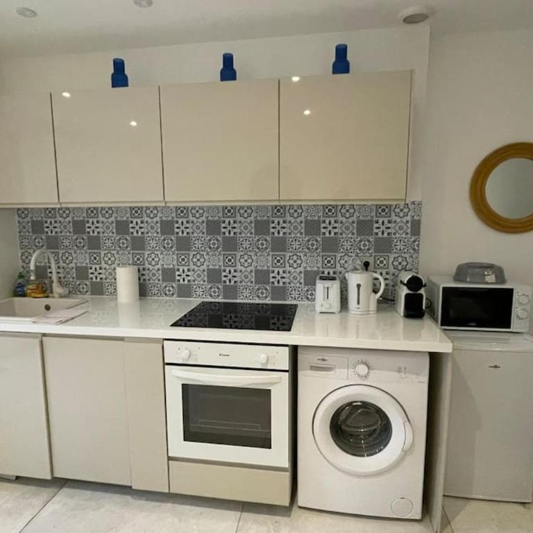Apt T2 neuf, terrasse, centre ville, 8min Comédie - Appartamento con 1 Camera da Letto - 8