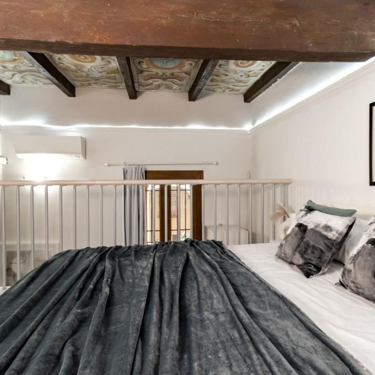 Charming Frescoed Loft - One-Bedroom Apartment - 3