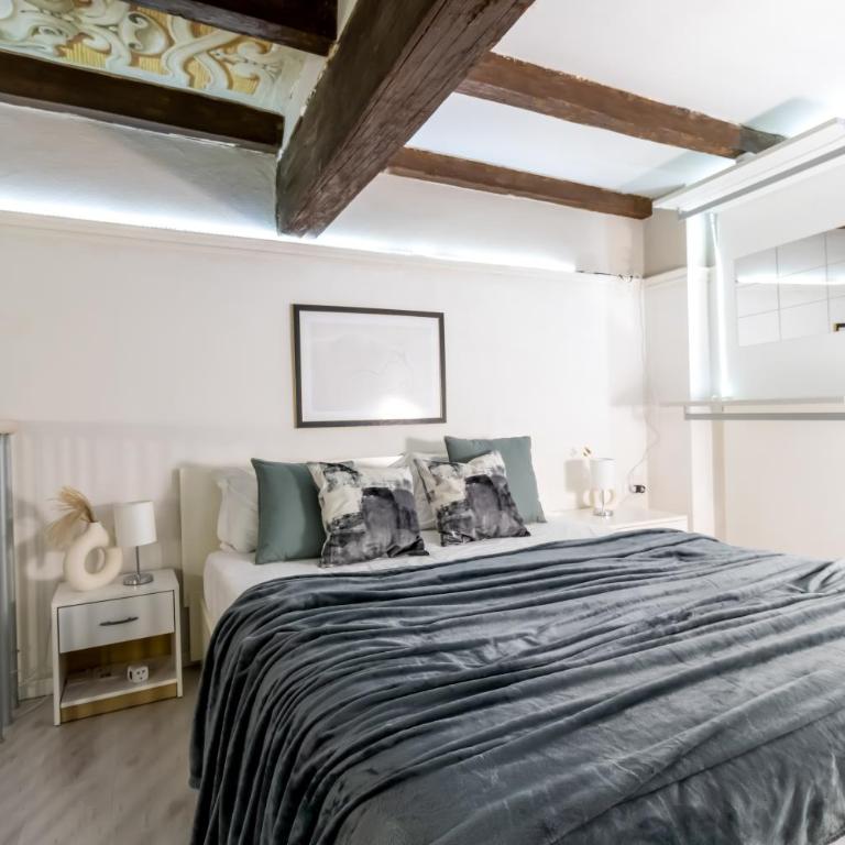 Charming Frescoed Loft - One-Bedroom Apartment - 2