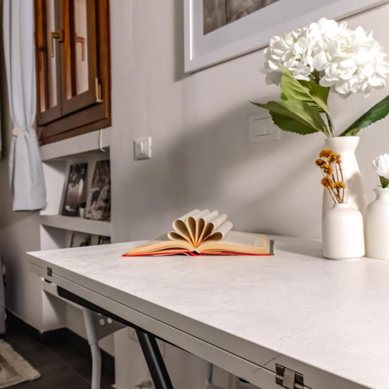 Charming Frescoed Loft - One-Bedroom Apartment - 9