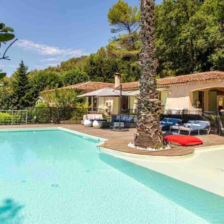 Villa Jean-Pierre. Infinity pool and view in Tourrettes-sur-Loup - Villa - 47