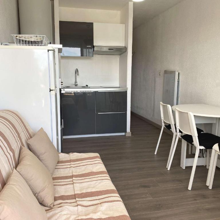 Charmant T1 à 5 min des Thermes, 2*, balcon, cuisine équipée, proche commerces - FR-1-553-179 - Apartment - 4