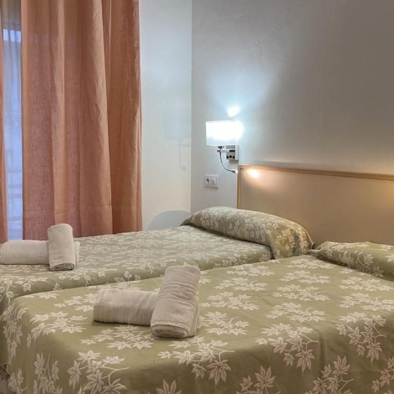 Hostal Alhambra Tarragona - Habitación Doble con balcón y baño compartido - 1 o 2 camas - 6