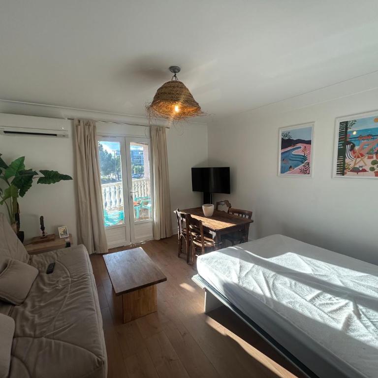 Superbe studio port Fréjus 2 - 800m de la plage - Studio Apartment with Balcony - 4