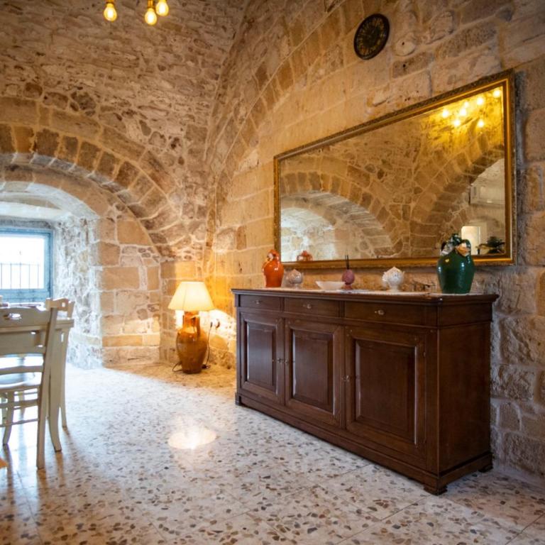 DOMUS CESARE - dimora storica totalmente in pietra nel cuore del centro storico con cabina doccia pietra in camera e zona relax esterna-historic residence entirely made of stone in the heart of the historic center with stone shower cabin in the room - Casa Vacanze - 2