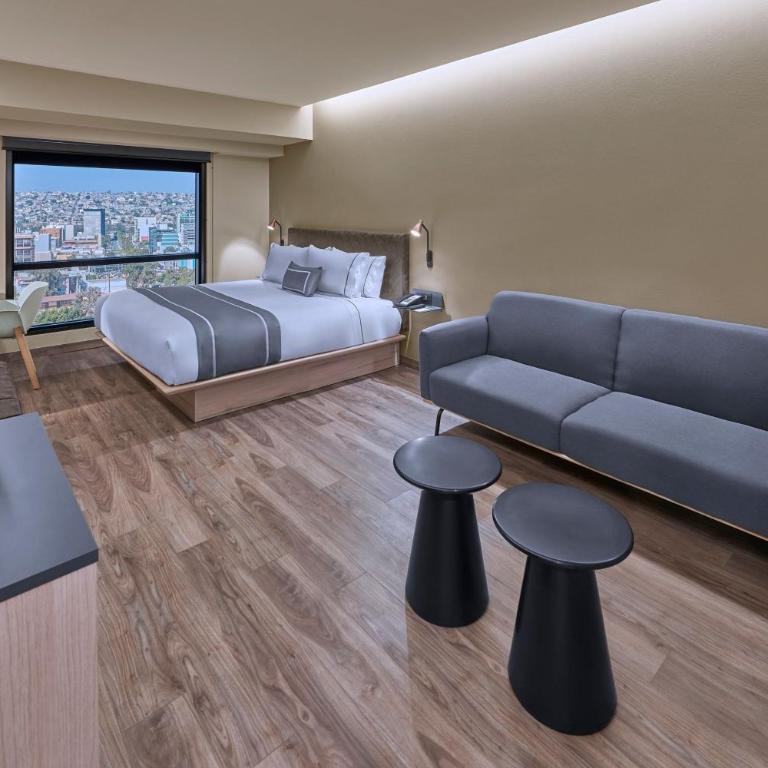 City Express Plus by Marriott Ciudad de Mexico Interlomas - Habitación Doble Superior con sofá cama y cama grande - 1