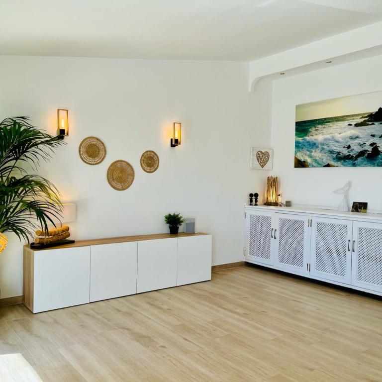 Luxury Villa with sea view, private jacuzzi & heated pool - Villa - 16