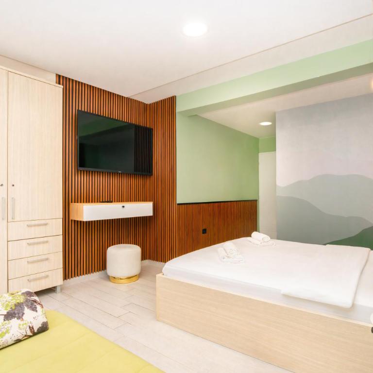7 Hills Rooms - Deluxe Triple Room - 2