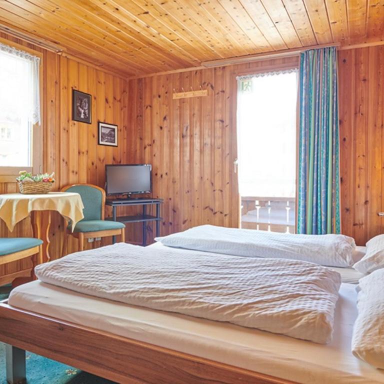 Hotel Weisshorn - Zweibettzimmer mit Gemeinschaftsbad - 2