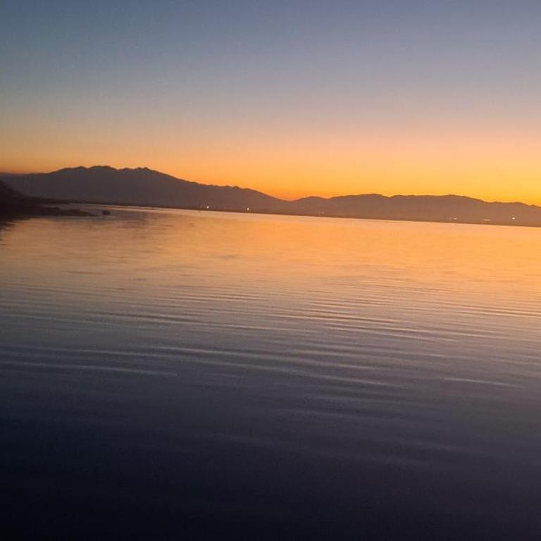 Fraîcheur sous les pins bord du lac marin et 800m mer joli mas de pêcheurs rénové 8 couchages - Haus mit 3 Schlafzimmern - 54