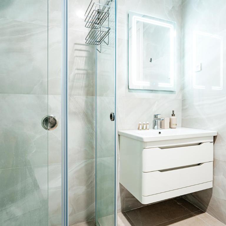 Skyline Apartments by In Property - Apartment - 8