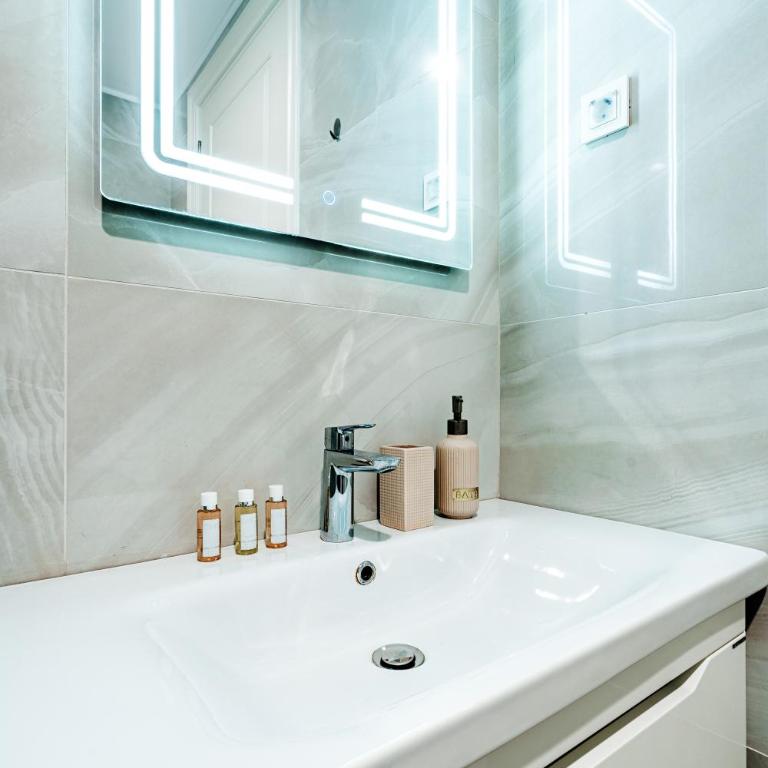 Skyline Apartments by In Property - Apartment - 9