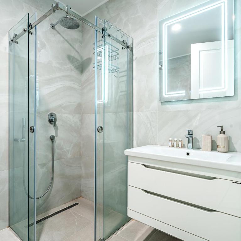 Skyline Apartments by In Property - Apartment - 11