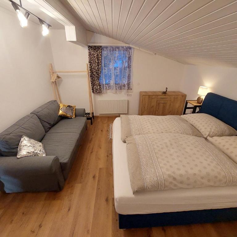 Stony Sea Apartments - Apartment with Balcony - 12