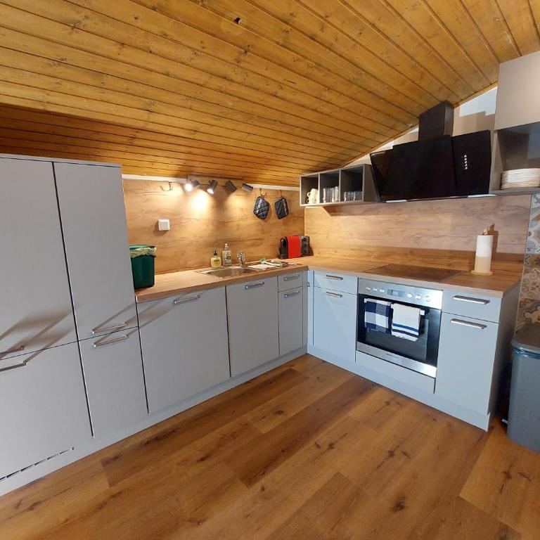 Stony Sea Apartments - Apartment with Balcony - 6