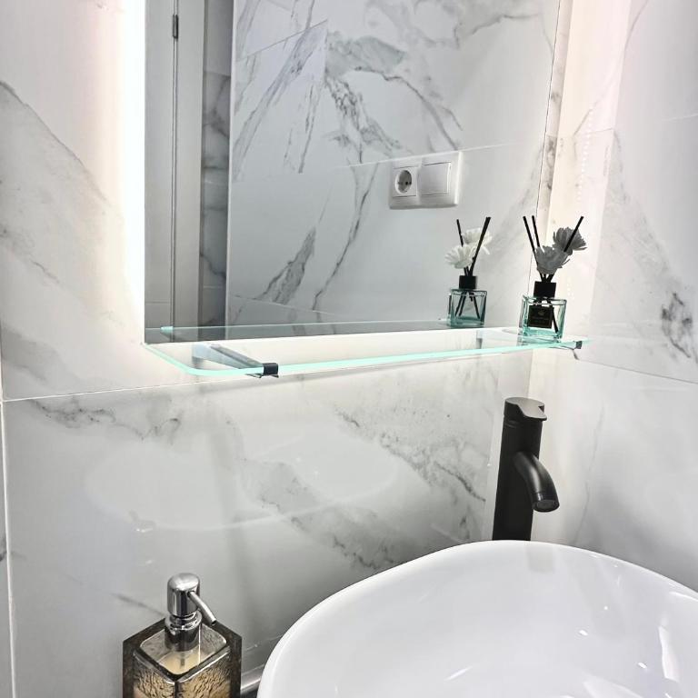 JARA HOME Malaga Centro - Habitación Doble Deluxe con balcón - 3