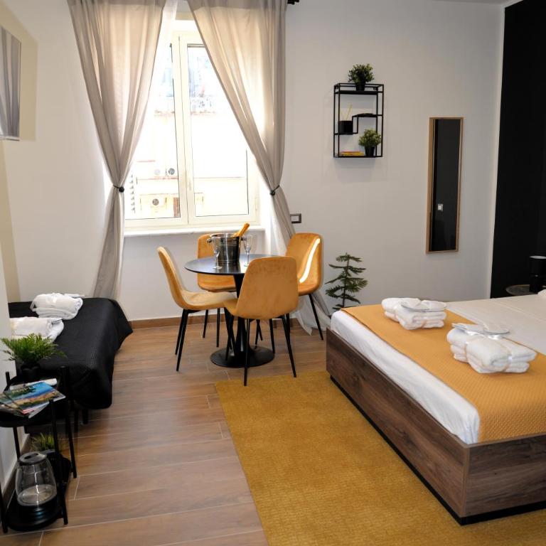 BlackWoody Contemporary Rooms - Napoli Centro Storico - Camera Quadrupla Comfort - 5