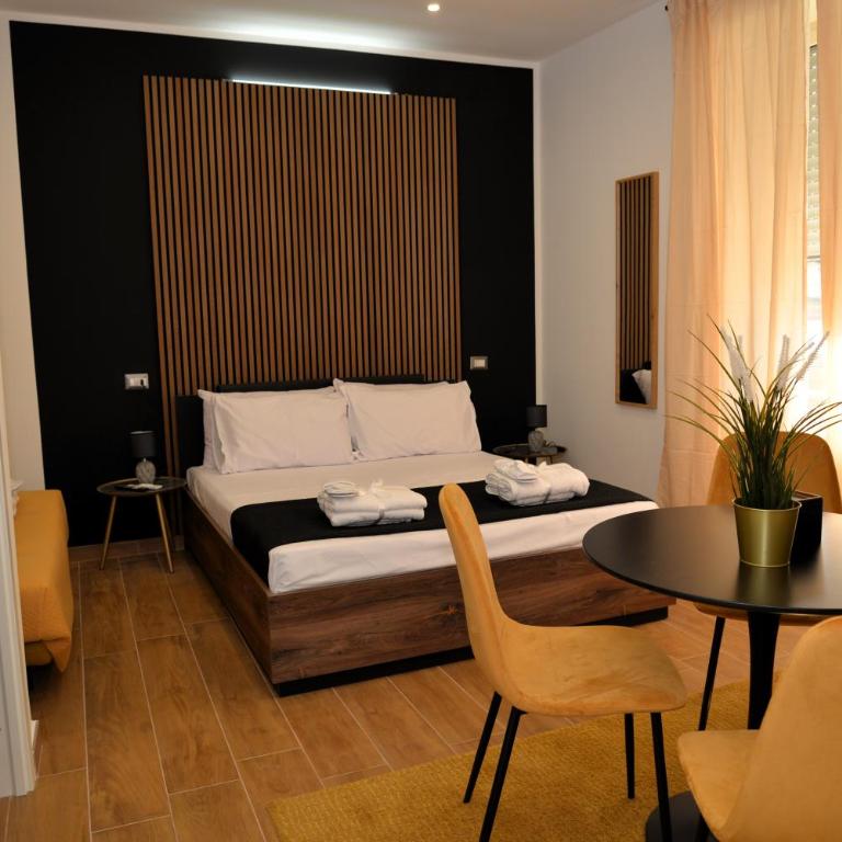BlackWoody Contemporary Rooms - Napoli Centro Storico - Camera Quadrupla Superior - 4