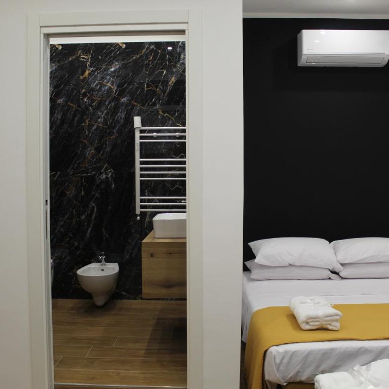 BlackWoody Contemporary Rooms - Napoli Centro Storico - Camera Quadrupla Superior - 10