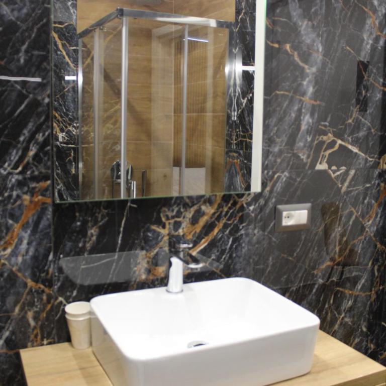 BlackWoody Contemporary Rooms - Napoli Centro Storico - Camera Quadrupla Superior - 12