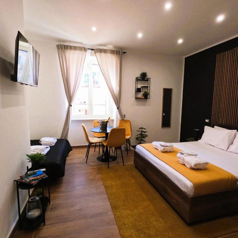 BlackWoody Contemporary Rooms - Napoli Centro Storico - Camera Quadrupla Comfort - 3