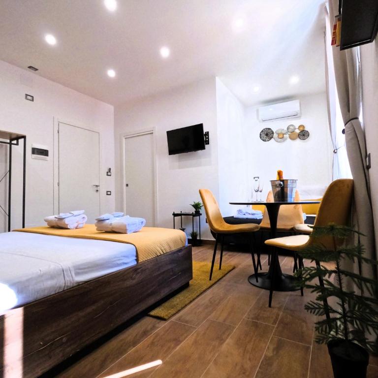 BlackWoody Contemporary Rooms - Napoli Centro Storico - Camera Quadrupla Comfort - 4