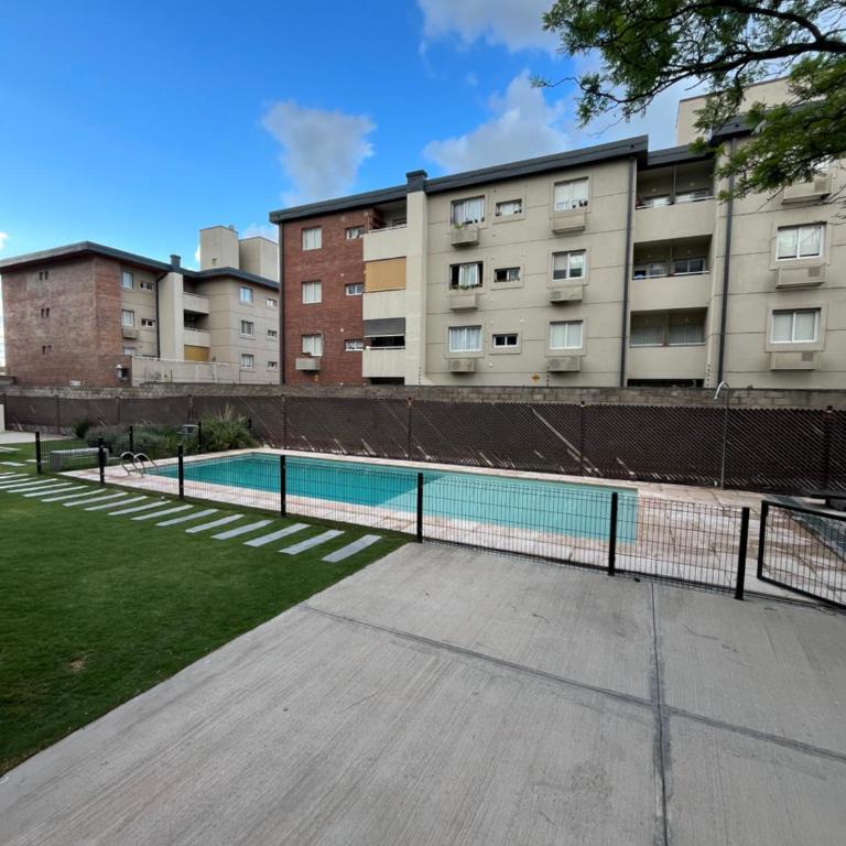 Hermoso dpto con cochera y pileta - Apartamento de 2 dormitorios - 24
