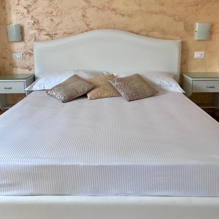 Bella Tropea Accommodation - Deluxe Double Room - 9