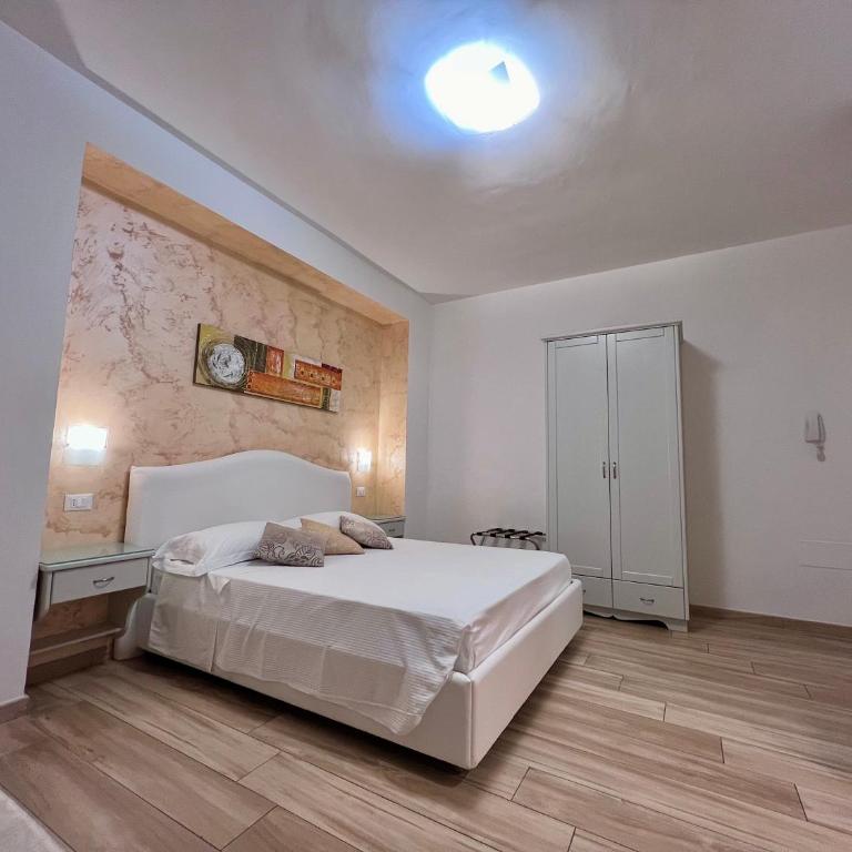 Bella Tropea Accommodation - Deluxe Double Room - 22