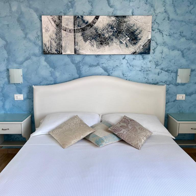 Bella Tropea Accommodation - Deluxe Double Room - 9