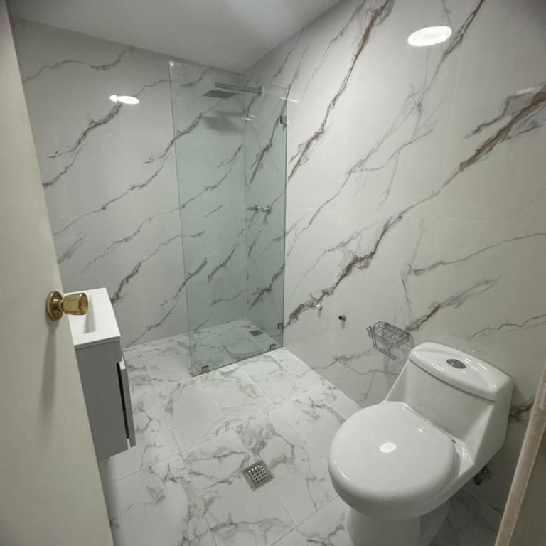 Apartamento Único en Caracas 3 habitaciones, 3 baños, terrazas, hamaca, estacionamiento, smartv, wifi y una decoración brutal estilo Art Déco - Moderno - Deluxe Apartment - 14